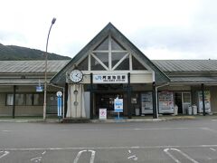 終点の阿波池田駅に徳島駅から１時間１７分で到着。
三角屋根の阿波池田駅舎。