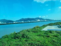 空港から金海軽電鉄→地下鉄２号線→１号線と乗り継いで、ホテルのある「釜山駅」へ。
写真は金海軽電鉄から見た車窓風景です。