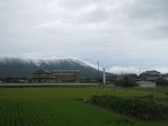 山にすごい雲がかかってる、と思ったら、これから行く山でした。