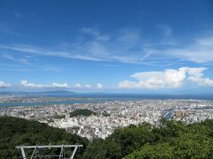 眉山に登ります。
ロープウェイですぐに山頂へ。