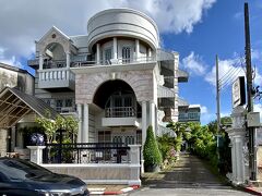 【歴史地区の最大の見せ場：『タラン通りTalang Rd』に向かうべし】

さて...

「プーケット」とかいうと...私は「＝綺麗な海」なイメージしか（通常は）思い浮かばないのだが...


写真：なんだか、イスラムの影響を受けていそーな建物...。ここは「カフェ」の筈だが...ずーっと閉まっていた...