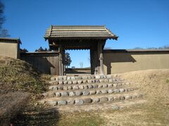 鉢形城跡
荒川と深沢川に挟まれた断崖絶壁の上の天然の平山城。
この地は、交通の要所に当たり、上州や信州方面を望む重要な地点である。

広い史跡公園のようになっています。