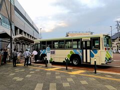 糸魚川駅のアルプス口まで戻ってくると、本日のバスツアーは終焉に。全行程 6時間半、運転手さんには大変お世話になりました。一日の御礼を申し述べ、最後は手を振りながら 38号車とお別れしました。。