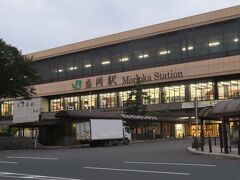 まだ人けがない盛岡駅。