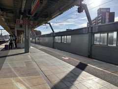 チェックアウトしてホームで電車を待ちます。
この時間の東岸和田駅のホームは陽射しを遮るものがなく、暑くて眩しいです。