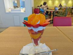 とある日。

「果実園リーベル」のパフェ。
横浜ランドマークプラザの５階にあります。
https://kajitsuen.jp/