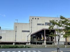 小樽の駅から一旦札幌駅へ荷物を置きに行って、普通列車で発寒駅（はっさむ）へ来ました。。
駅前はとっても静かな駅です(;^ω^)

ここからタクシーで目的地へ向かいます！！