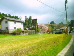 JR伊勢奥津駅の給水塔が見えてきました。当初は伊勢奥津駅で下車するつもりでしたが、待ち時間が２時間弱あり、駅周辺には観光スポットや飲食店が無いため、道の駅 美杉まで行きます。