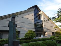 「山形美術館」には日本画から西洋画まで幅広く収蔵しており、山形屈指の美術館と言えます。現在の建物は1985年築のもので、三角屋根が特徴の近代的な外観です。建物の周囲を取り囲む鮮やかな新緑も印象的でした。