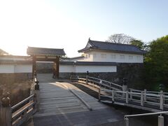 JRの線路を渡って「霞城公園」へ。最初に目にしたのは山形城 二ノ丸東大手門です。
