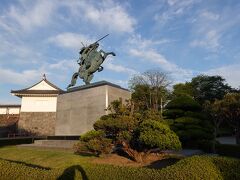 山形城は姫路城よりも広い規模を誇り、日本100名城に選定されている見ごたえあるお城です。現在はこのお城を中心とした「霞城公園」の一画となっています。天守はありませんが、お濠や石垣、二ノ丸東大手門など見どころは数多いです。最上義光公の騎馬像もありました。