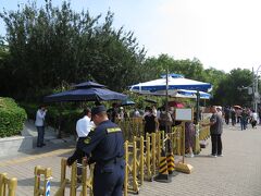 スルーバゲージだったので、ミラノのパンを食べて疲れた体を癒した後に、身軽な状態で市内に出ました。

国慶節の為か、結構楽しみにしていた天安門広場には予約が必要で入れませんでしたが、