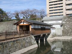 福井城の内堀を越えて城郭の中に入っていきます。と言っても濠を渡った先にあるのは福井県庁と福井県警本部なんですが・・・。
内堀を渡る御廊下橋は近年福井城の復元事業で再建されたもので、２００８年に完成しています。まだ再建されて１５年なんですね。
御廊下橋の後ろには２０１８年に復元された山里口御門が見えます。。こちらはまだピカピカですね。