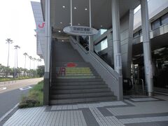 JRで宮崎駅に向かいます。駅は空港直結