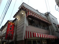 チキン南蛮の老舗、味のおぐら本店に来ました。17時オープンで、17時半前に行ったら5組くらい並んでました。回転は比較的良く、20分程度で入店。