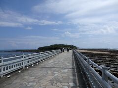 弥生橋を渡ります。江戸時代の途中まで一般人立ち入り禁止だったが、規制緩和された際に3月（弥生）の一時期だけ許可されたことから弥生橋らしい