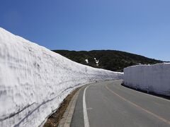 山形駅直結のホテルを朝の8時に出発、県境を越えて宮城県へ。蔵王エコーラインに入ると雪の壁が残っていました。