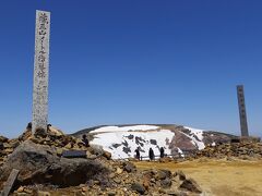 刈田岳の頂上は御釜の駐車場から歩いてすぐの場所です。光景的に大きな変化はありませんが、頂上には蔵王刈田嶺神社があり、また御釜を見る角度が少し異なるなど、足を運ぶだけの価値はあると思います。強風と紫外線には要注意です。