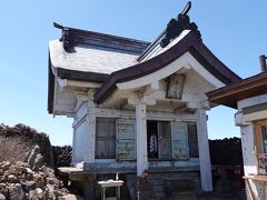 刈田山の山頂に「蔵王刈田嶺神社の奥宮」があります。建物はやや傷んでいますが、濃い青空を背景に真っ白く塗られた社が映えていたのが印象的でした。