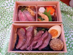 武雄温泉駅にある「カイロ堂」の「特製 ふたつ星弁当」。
二段重で佐賀牛づくしのお弁当でした♪