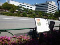 近くでレンタサイクルを利用してここへ向かいました。北十間川の近くに石碑が立っています。川の向こうには花王の大きな建物が見えます。現在は名残の感じられない場所ですが、江戸時代には伊勢屋彦右衛門の別荘で清香庵があり、梅が多く植えられていたことから梅屋敷と呼ばれ、名所になったそうです。明治４３年の大水で浸水、残念ながらすべての梅木が枯れてしまったそうです。