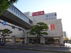 鶴岡駅前に建つ商業施設「マリカ」の西館1階に「清川屋鶴岡本店」があります。こちらは土産品が充実しており、菓子類から地酒、工芸品、焼物までと選択肢は豊富です。残念なのは営業時間が18時までと短く、観光を終えてから足を運ぶのが難しいことです。