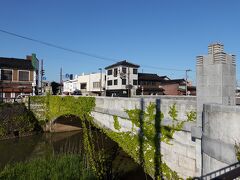 大泉橋は、鶴岡市街を流れる内川に架かる橋のひとつで、山王通りを通しています。見るからに歴史を感じる石造りのアーチ橋で、蔦が絡まる光景が印象的でした。藤沢周平作品を映画化した際に、ロケ地にもなったということです。