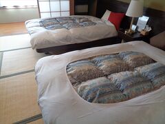 こちらがお部屋．和室にベッドというスタイルです．