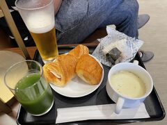 時間がない。。。
外で食べる時間がないので、ラウンジ飯

たんまり食べます(笑)
伊丹のビールグラス好き。