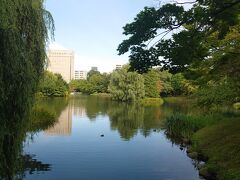 　今年は暑い夏が続いているせいかまだ秋の感じはみじんもありません。それでも中島公園は四季を感じられる静かな場所です。