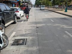 ターペー門近くにあるタイ料理屋さんへ軽く朝ごはんを食べに行きます。
車道は路上駐車が多く、交差点も少ないので、自転車ではなかなか走りにくい道でしたね。
地元の人も含めて自転車に乗っている人は少なく、バイクが多かったです。
この日は天気も良くて、観光日和です。
これからどんどん暑くなりますが、なんとか観光できる気温でした。
観光しながら、いっぱい食べるぞ～！！