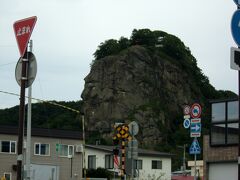 遠軽町へ入ります。
何かしら不思議な岩を見ていると(・_・)…、