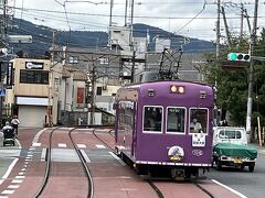 しばらく待つと紫のカワイイ電車がやって来ました！