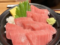 “黒門まぐろのエン時 伊丹空港店” の上マグロ丼(税込1,815円)を注文しました。
空港内だから高いだけ～って、あまり期待してなかったけどかなり美味いです。本マグロの赤身が分厚い！しかもたっぷり載ってて大満足の一杯でした。
ご馳走様～