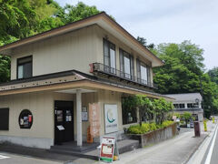 洋食の明治の館に行こうか、日光名物の湯波を食べようかと迷いながらバスをおりて歩いてると湯波専門店のお店、日光ゆば遊膳に着きました。ランチタイムが始まっていて、お店も空いてたので、こちらで食事することにしました。

京都は湯葉ですか、日光は湯波と書きますね。
豆乳を煮た時にできる薄い膜を引き上げたものがゆばで、京都 ゆばは一枚仕上げです。
日光ゆばは二枚仕上げで、間に豆乳が残されているのが特徴みたいです。