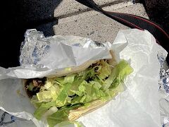 色々見て回った結果、昼食はタコスを食べることに。
Chronic Tacos Newport Beach Balboa[https://www.chronictacos.com/]へ入りCarne asadaを注文しました。

メインの具は細かくして焼いた牛肉、トッピングに千切りレタス、チーズ、ライムを絞ってもらいます。
牛肉の味がわかるのとアクセントのレタスのシャキシャキ、そこに爽やかさをプラスするライムがよく合います。

ちょっと量は少ない気もしますが、実はこのくらいの量がちょうど良かったりします。（というか他の食事は量が多すぎる。）