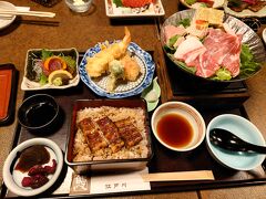 夜ごはんも奈良で食べてから帰ることに。
ならまちのうなぎ料理店『江戸川』です。
こちらは夫が選んだ「飛鳥鍋膳」。
うな重に加えて飛鳥鍋もついているという、なんとも贅沢なセット。
ちなみに飛鳥鍋は、牛乳を使ったお鍋です。
