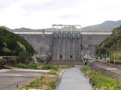 早明浦（さめうら）ダム（高知県長岡郡本山町～土佐郡土佐町）
西日本最大の多目的ダムで、吉野川本流上流部に1973年に建設。洪水調節と四国四県に分水される『四国の水がめ』の役割。
重力式コンクリートダム、堤高 106m、堤頂長 400m。