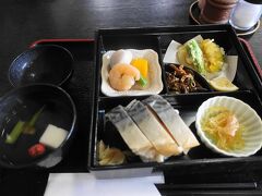 バス停の目の前にある、喰菜やましょうで昼食。

鯖街道ならではの鯖寿司定食です。
バスで京都市街にもどります。