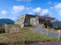 9:41二の丸から本丸・ 天守台へ。
青空、白い雲、緑の山並みと自然に溶け込むような野面積み石垣のコントラストが美しかった。 
竹田城跡、満足度高いです。ヨーロッパのお城も含め今まで訪れた城の中で最も心に残るものの一つです。立雲峡から見た雲海に浮かぶ天空の城はそれは幻想的でした。
実際に城跡を訪れると、山、空、雲があたかもその一部のような感じでより壮大に感じられました。天守台に登る木の階段はなんて興ざめなと思ったのですが、この階段を降りる時まるで自分自身が空に浮かんでいるようで爽快でした。この旅でお薦め度ナンバーワン。