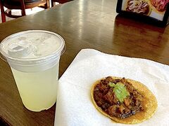 ここまで昼食を取る暇がなかったため、ホテル近くのGuisados[https://www.guisados.la/]にてSteak Picado（タコス）とLimon（レモンジュース）で一息つきます。

タコスも美味しいのですがなんといってもレモンジュースが絶品。
ちょっと甘いですが、さっぱりしていて暑い日にはもってこいの飲み物です。