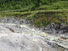 玉川温泉へ。
温度が高いので温泉を流して温度を下げています。