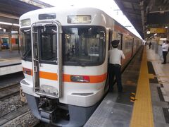  名古屋駅ではあまり見かけなくなってしまった大垣行の普通列車で関西方面に向かっていきます。