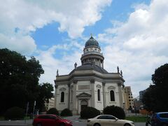 ジャンダルメンマルクト。こちらは新教会（Neue Kirch、私のガイドブックでは「ドイツ大聖堂」となっている）の方だったと思う。向かい合うように良く似たフランス大聖堂（Franzoesischer Dom）が建っている。