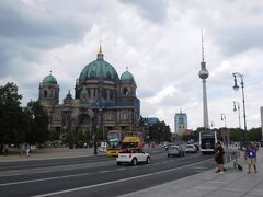 ベルリン大聖堂とテレビ塔。