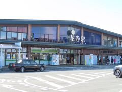 花巻駅の駅舎。土産物も豊富に置いているコンビニが入ってました。