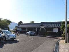 八栗寺に来た理由の一つがうどん屋「山田屋」。夕方にも関わらず駐車場がほとんど埋まっている人気店です。
