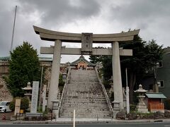 唐戸市場の道を挟んで向かい。
亀山八幡宮です。