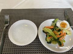 9/13（水）
おはようございます。
今日は滞在3日目。半日観光のオプショナルツアーに申し込みました♪
8時にホテルでピックしてもらうので、それまでに身支度して朝食をいただきます。

ママは、日本とルーティンを変えずに早起きして「らんまん」を観てました。
フーミンは、ごそごそ起きて準備完了。
今朝の朝食はお粥をいただきました。
写真ないけど蒸かしたさつまいもが美味しかった。
