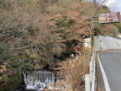 そして、東海道線で湯河原で降りて、バスで奥湯河原に行きます。
どんどん山の中に入って行きます。